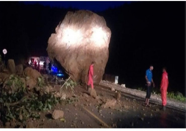 पहिरोले सडकमा खसायो यति ठुलो ढुङ्गा, नारायणगढ–मुग्लिन सडकखण्डमा आवागमन ठप्प