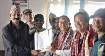 मोरङ ३ (१)मा शुक्रबार उम्मेदवारहरुलाई निर्वाचन चिह्न प्रदान गरिँदै