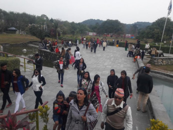 पोखराको पर्वतीय सङ्ग्रहालयमा आन्तरिक पर्यटकीयहरूको घुइँचो   