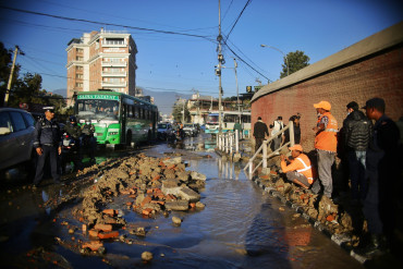 पाइप फुटेपछि पुरानै सञ्जालबाट पठाइयो पानी