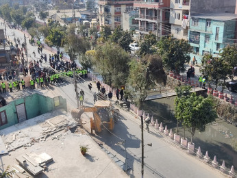 धोबीखोला करिडोरमा बनेका अवैध संरचनामा महानगरले लगायो डोजर 