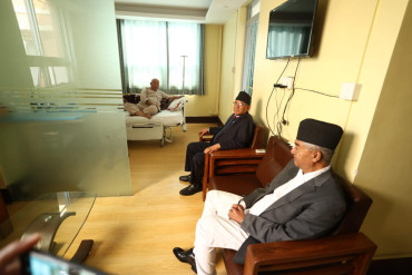 अस्पताल पुगेर देउवा र प्रचण्डले गरे नेपालको स्वास्थ्यलाभको कामना