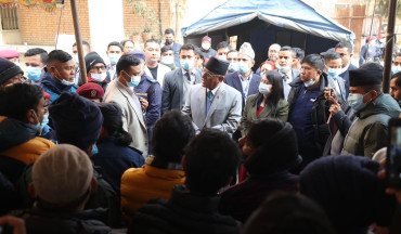 टिचिङ अस्पतालमा प्रचण्ड, जहाज दुर्घटनामा ज्यान गुमाएका यात्रुका परिवारसँग भेट