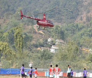 फुटबल प्रतियोगिता चलिरहँदा हेलिकप्टर अवतरण गरेपछि तनाव, कुटिए पाइलट 