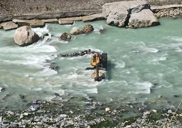 अनुमति बिना नेपालतर्फ आएपछि सशस्त्रले खोस्यो भारतीय स्काभेटरको चाबी