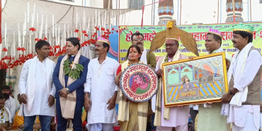 ऋषि धमलालाई पटमूर्खको उपाधि, भन्टा र आलुको मालाले सम्मान