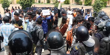 एनओसी पाउनुपर्ने माग गर्दै विरोध प्रदर्शन