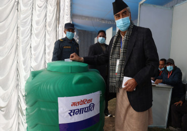 कांग्रेसका नवनिर्वाचित पदाधिकारी एवं सदस्यलाई प्रमाणपत्र वितरण गरिँदै
