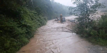 बाढी र पहिरोका कारण हेलम्बु राजमार्ग अवरुद्ध