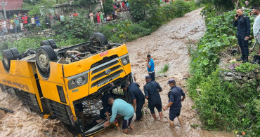 फेरी खोलामा पल्टियो विद्यार्थी बोकेको स्कुल बस