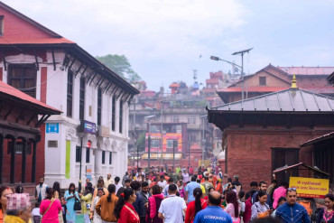 साउनको पहिलो दिन पशुपतिनाथमा भक्तजनको भीड