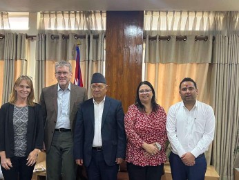 अमेरिकी राजदुत थम्सनले भेटे सञ्चारमन्त्री गुरुङलाई