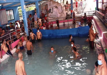तातोपानी कुण्डमा भीड