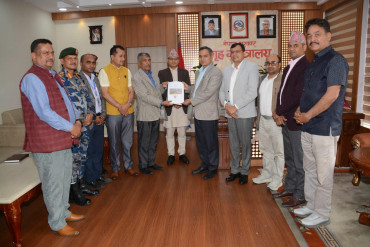 धादिङ बस दुर्घटनाको छानबिन प्रतिवेदन गृहमन्त्रीलाई बुझाइयो