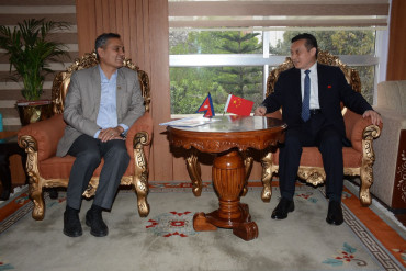 गृहमन्त्री अर्याल र चिनियाँ राजदूत माओमिङबीच शिष्टाचार भेट