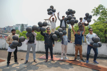 कालो बेलुन उडाएर सरकारको निर्णयविरुद्ध विद्यार्थी संगठनको संयुक्त विरोध 