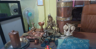 चाँदी, तामा तथा पित्तलका सामग्री चोरी गरी फरार खड्गी सामानसहित पक्राउ