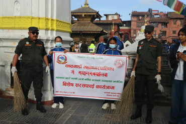 वार्षिकोत्सवको अवसरमा महानगर प्रहरीले  गर्यो स्वयम्भूनाथमा सरसफाइ