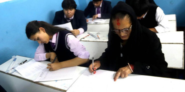 उमेरले छेकेन पढाइ, ७३ वर्षीया वृद्धाले पनि दिँदैछिन् कक्षा १२ को परीक्षा