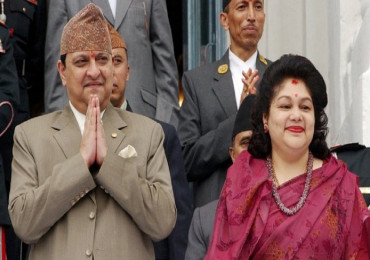 पृथ्वीनारायणको शालिकमा माल्यार्पण गर्न पूर्वराजा शाह सिंहदरबार जाने