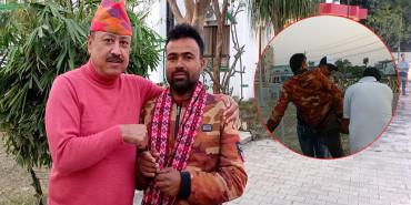 पैदल मार्ग छोडेर तारजाली माथिबाट सडक काट्ने एक व्यक्तिलाई खादा ओढाएर सम्मान