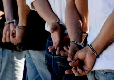 हतियारसहित तीन भारतीय डाँका नियन्त्रणमा