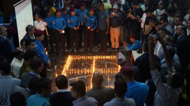 बाढीमा परी ज्यान गुमाएकाहरूप्रति श्रद्धाञ्जली अर्पण गर्दै दीप प्रज्ज्वलन
