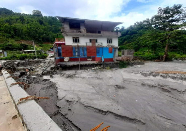 'खोलामा बहावको मात्रा बढिरहेको छ, अस्ति बचेको घर पनि लैजाने भो, ज्यान जोगाउन मुस्किल छ'