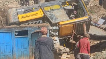 डोल्पामा सडक खन्ने क्रममा डोजर दुर्घटना हुदाँ दुई घरमा पूर्ण क्षति