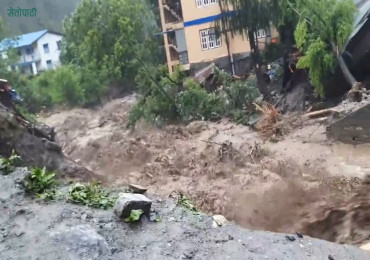 हेलिकप्टर चार्टर गरेर सुरक्षित स्थानमा जाँदै मनाङबासी