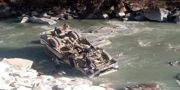 जोमसोमबाट पोखरा जाँदै गरेको बस कालिगण्डकी नदीमा खस्यो