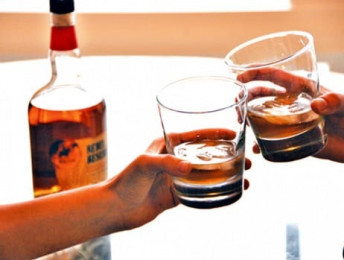 भारतमा विषालु मदिराकाे सेवनबाट ४३ जनाको मृत्यु