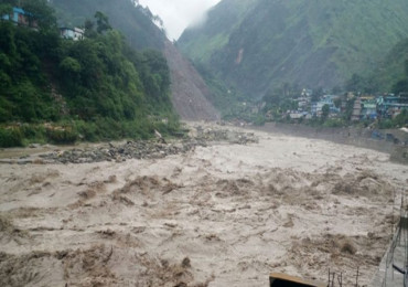 महाकाली नदीबीचमा फसेका तीनको उद्धार,  १५ घर डुबानमा