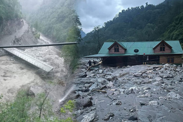 बाढीले मोटरेबल पुल र घर बगायो