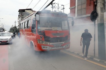बानेश्वरमा गुडिरहेको बसमा धुवाँको मुस्लो, यात्रुहरुको भागाभाग