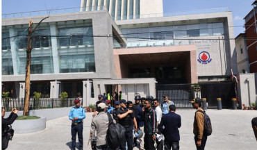 पेट्रोलियम मूल्य घटाउन माग गर्दै आयल निगम नजिक प्रदर्शन