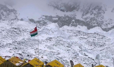 सगरमाथा आधार शिविरमा झन्डा विवादपछि चासो बढ्यो