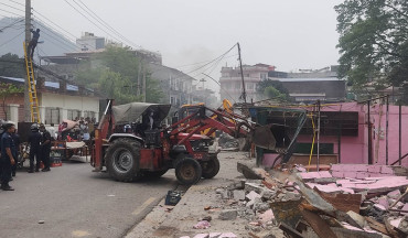 बुटवलमा उच्च अदालतको अतिक्रमित जग्गा खाली गर्न डोजर चलाइयो