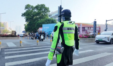 चीनमा रोबोट ट्राफिक अधिकारीहरू थप स्मार्ट, सडक नियन्त्रणमा नयाँ क्रान्ति