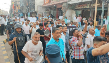 वीरगन्ज मेन रोडलाई सहरी मार्ग घोषणा गर्न माग गर्दै स्थानीयको विरोध प्रदर्शन
