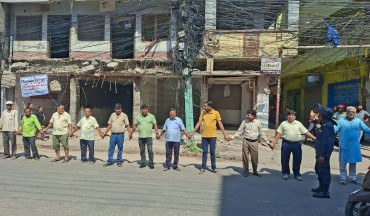 सडक विस्तारको विरोधमा वीरगन्जमा मानव साङ्लो प्रदर्शन