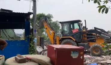 हेटौंडा ५ मा अतिक्रमण हटाउन डोजर, स्थानीयको विरोध