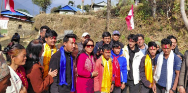 दोलखामा एमाले र नेकपाका युवाहरु कांग्रेस प्रवेश