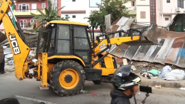 पशुपति क्षेत्र विकास कोषको जग्गामा महानगरको डोजर, ५ वटा अवैध टहरा हटाइयो