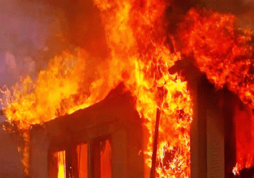 युवकले आफ्नै घरमा आगो लगाएपछि...