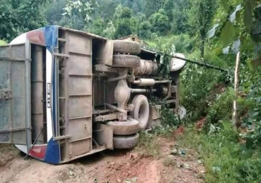 काठमाडौं जाँदै गरेको बस चम्पादेवीमा दुर्घटना