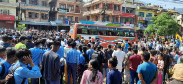ठक्करबाट विद्यार्थीको मृत्युपछि बसमा आगजनी, तनावग्रस्त गजुरी