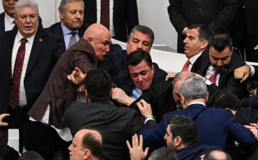 संसद्‌मा सांसदबीच कुटाकुट