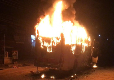 गुडिरहेको बसमा आगलागी, यात्रु सकुशल