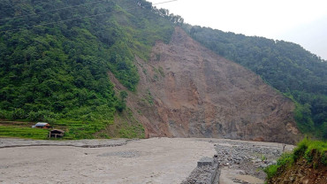 बाढीले मेलम्ची–हेलम्बु सडक अवरुद्ध